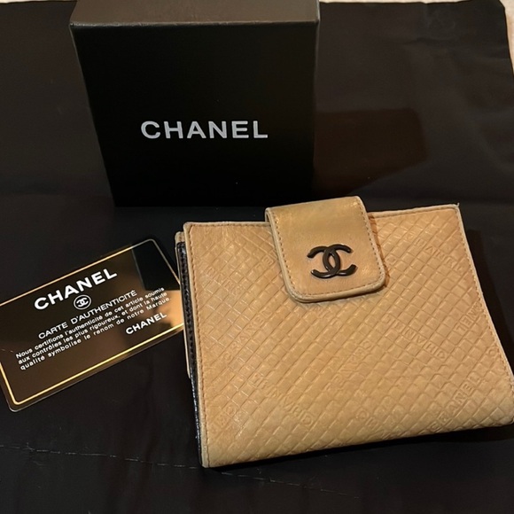 CHANEL Cream Wallet with Quilted Pattern and Iconic CC Logo - Picture 1 of 3